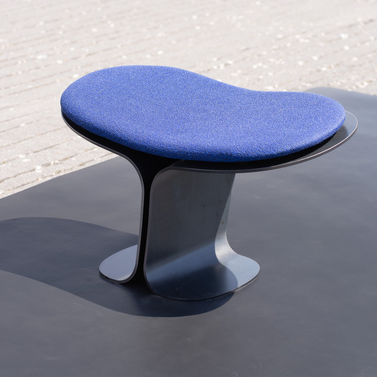 The Nepenty seat on a mat, seen from the side